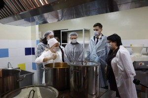 Астраханские родители и чиновники проверили организацию питания в детском саду
