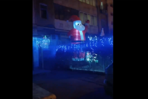 Самый новогодний двор Астрахани украсили огромным Дедом Морозом