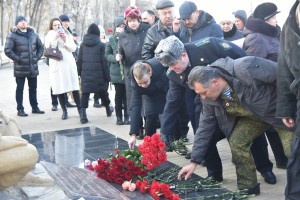 В Астрахани возложили цветы к мемориалу в память о воинах-афганцах