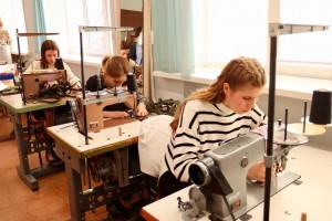 Студенты в Астрахани шьют носилки для военнослужащих