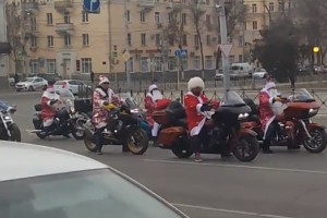 В центре Астрахани проехал кортеж с Дедами Морозами на мотоциклах