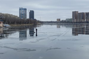На астраханских водоемах лед продолжает ежедневно таять