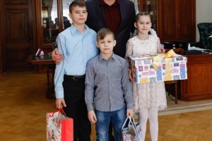 Астраханский губернатор исполнил заветные желания трёх&#160;ребят