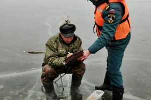 Астраханский губернатор призвал местных жителей отказаться от прогулок по&#160;льду