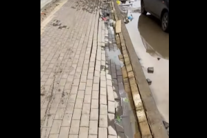 На улице Псковской в&#160;Астрахани провалился тротуар после ремонта