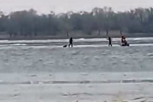 Троих астраханских рыбаков унесло на льдине