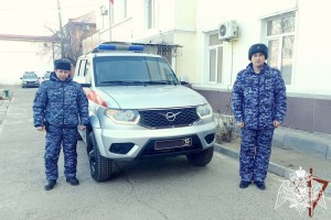 В Астрахани экипаж Росгвардии спас замерзающего мужчину