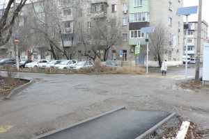 В Астрахани новый тротуар обрывается на полпути