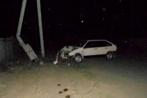 Под Астраханью водитель легкового автомобиля совершил наезд на бетонную опору ЛЭП