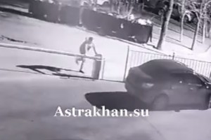 В Ленинском районе Астрахани вандал сломал шлагбаум