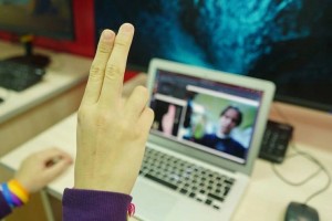 Школьник в Астрахани изобрел самоучитель жестового языка