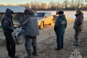 Не было возможности наказать: астраханские спасатели ловили водителей на льду