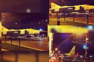 В Астрахани самолет–памятник из здания ДОСААФ перевезли в Автогородок
