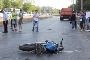 В Астрахани полицией расследуется уголовное дело по факту ДТП, в результате которого погиб водитель мотоцикла и пешеход