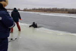 Астраханские водолазы обнаружили в&#160;реке Старая Волга мотоцикл пропавшего рыбака