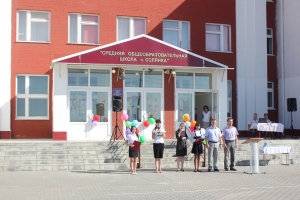 Школьники села Солянка принимали поздравления от министра здравоохранения области