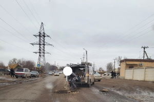 Астраханцы продолжают самостоятельно ремонтировать дороги