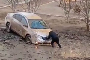 В Астрахани два автомобиля намертво увязли в грязи