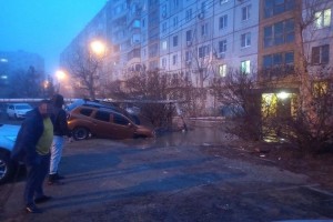 В Астрахани автомобиль провалился на парковке из-за прорыва трубы