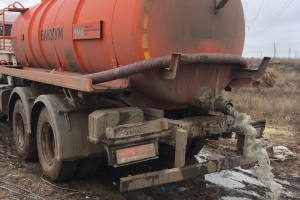 В Астраханской области ассенизатор сливал отходы на землю