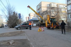 В Астрахани коммунальщики устраняют провал на сети канализации