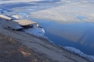 Астраханцев предупреждают: лёд на всех городских водоёмах потерял прочность