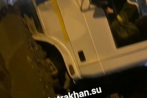 В Астрахани грузовик провалился и&#160;застрял в&#160;яме