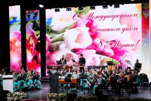 С 8 Марта: Игорь Бабушкин поздравил астраханок с праздником и вручил награды