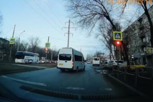 В Астрахани водителя маршрутки наказали за проезд на «красный»