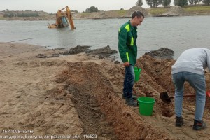 Затонувший экскаватор загрязнил астраханскую реку нефтепродуктами