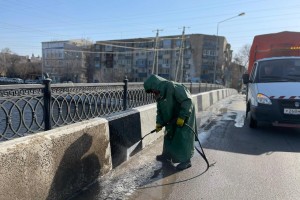 Астраханские коммунальщики занялись уборкой мостов