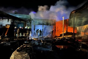 Пожар у торгового центра в Астрахани распространился на 420 «квадратов»