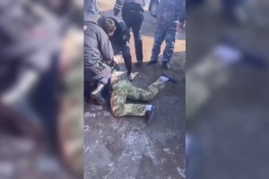 Астраханца, оказывающего сопротивление, задержали с применением оружия