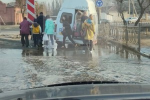 На улице Мечникова в&#160;Астрахани проваливается общественный транспорт