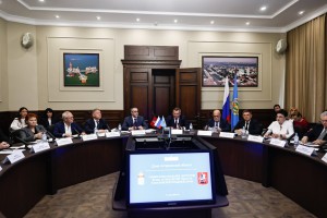 Московские и астраханские депутаты обсудили вопросы поддержки мобилизованных и бизнеса