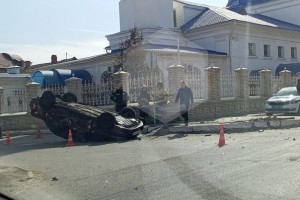 В Астрахани у мечети перевернулся автомобиль
