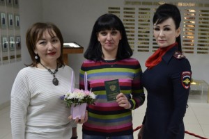 В Астрахани полицейские совместно с общественниками помогли женщине оформить документы