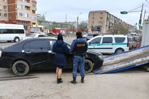 В Астрахани изъяли 4 автомобиля и телефон в ходе рейда приставов