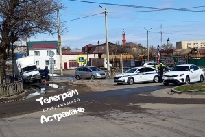 На улице Мечникова в Астрахани провалился очередной автомобиль