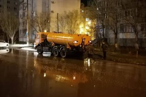 Ночью в&#160;Астрахани после сильного дождя начали откачивать осадки