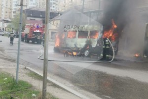На улице Моздокской в Астрахани загорелась «Газель»