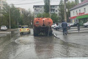 Астраханские коммунальщики откачали за ночь 412 кубометров дождевых вод