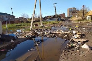 Огромные мусорные свалки захватывают две улицы Астрахани