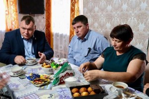 Глава Камызякского района посетил семью мобилизованного военнослужащего