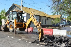 В Астрахани на улице Псковская идет ремонт ливневой канализации