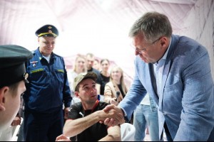 Игорь Бабушкин посетил мобильный пункт отбора на контрактную службу