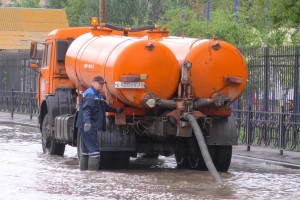В администрации Астрахани рассказали, как проходит откачка дождевой воды с&#160;улиц