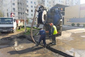 На двух улицах Астрахани меняют сети канализации
