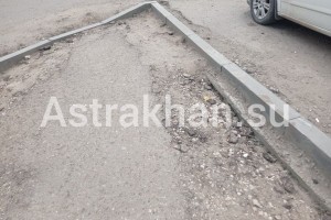 На улицах Астрахани проваливаются тротуары и дороги