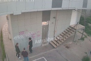 Подростки в Астрахани изуродовали ещё одну стену